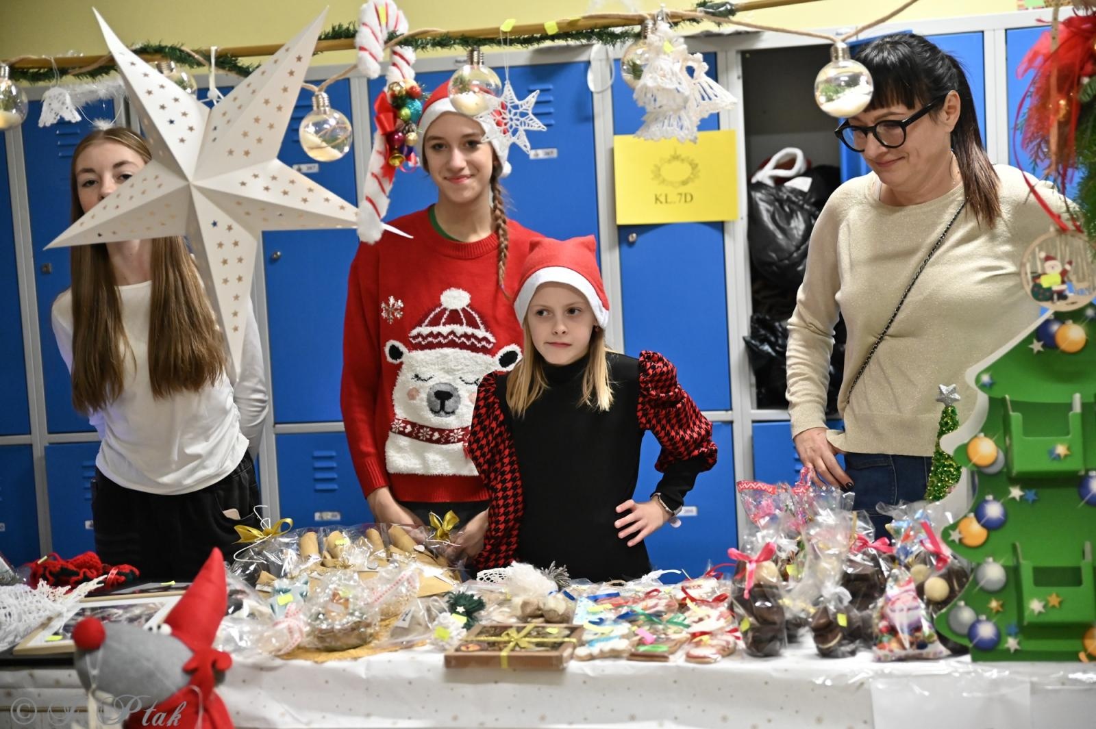 Zdjęcie w galerii na portalu naszraciborz.pl: Kiermasz świąteczny w SP 15. Rękodzieło, gastronomia i występy uczniów [FOTO i WIDEO] wiadomości z regionu