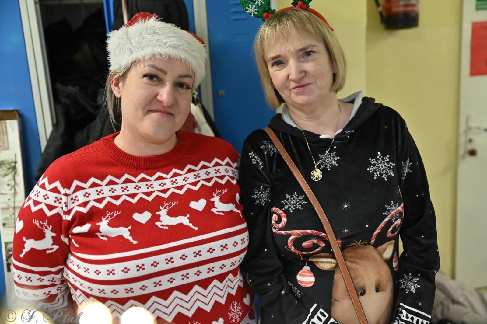 Zdjęcie w galerii na portalu naszraciborz.pl: Kiermasz świąteczny w SP 15. Rękodzieło, gastronomia i występy uczniów [FOTO i WIDEO] wiadomości z regionu