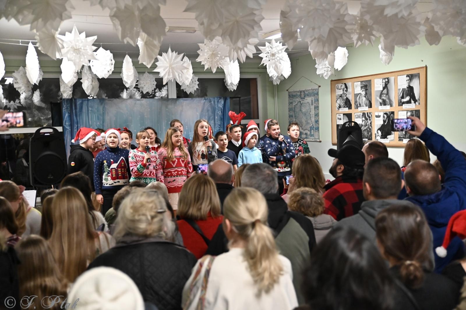 Zdjęcie w galerii na portalu naszraciborz.pl: Kiermasz świąteczny w SP 15. Rękodzieło, gastronomia i występy uczniów [FOTO i WIDEO] wiadomości z regionu