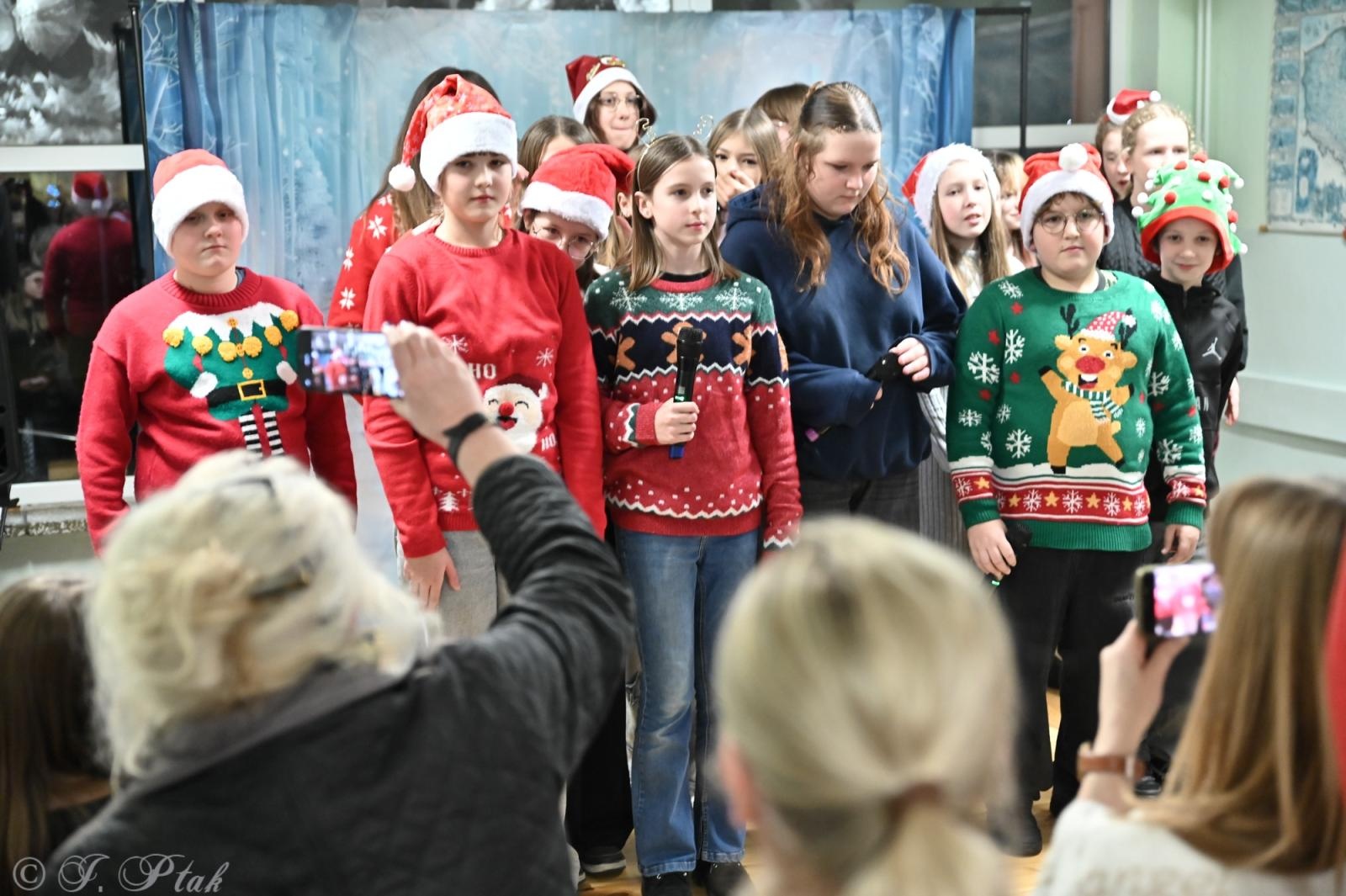 Zdjęcie w galerii na portalu naszraciborz.pl: Kiermasz świąteczny w SP 15. Rękodzieło, gastronomia i występy uczniów [FOTO i WIDEO] wiadomości z regionu