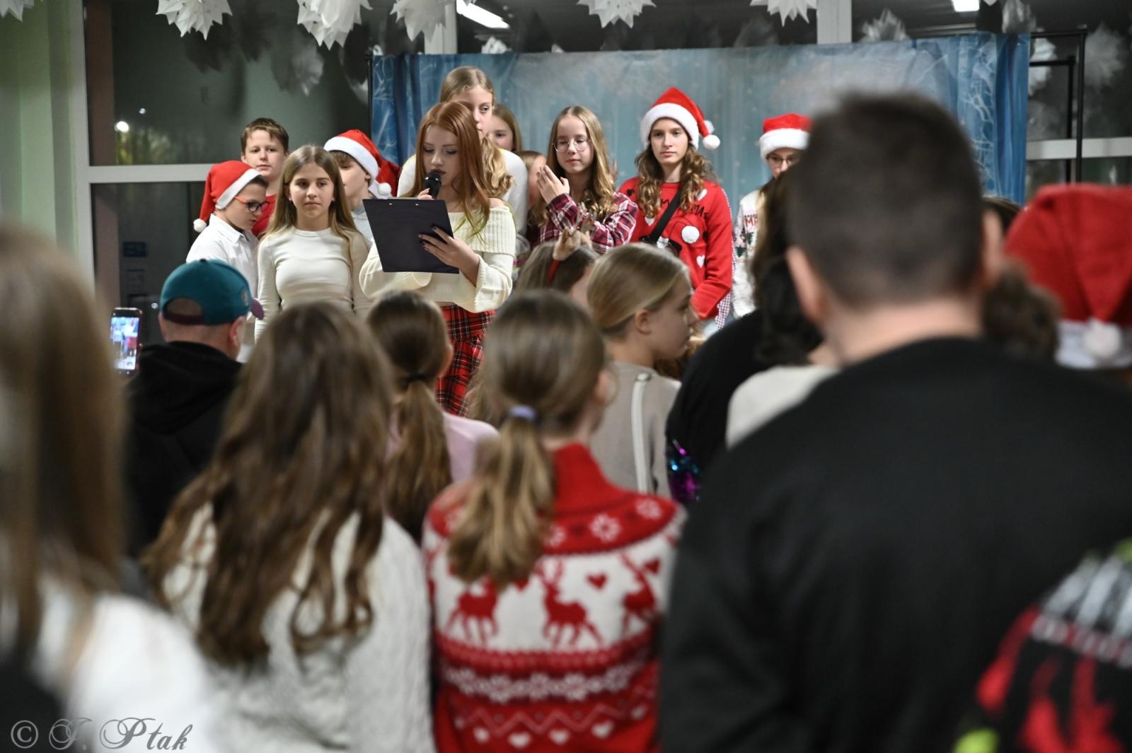 Zdjęcie w galerii na portalu naszraciborz.pl: Kiermasz świąteczny w SP 15. Rękodzieło, gastronomia i występy uczniów [FOTO i WIDEO] wiadomości z regionu