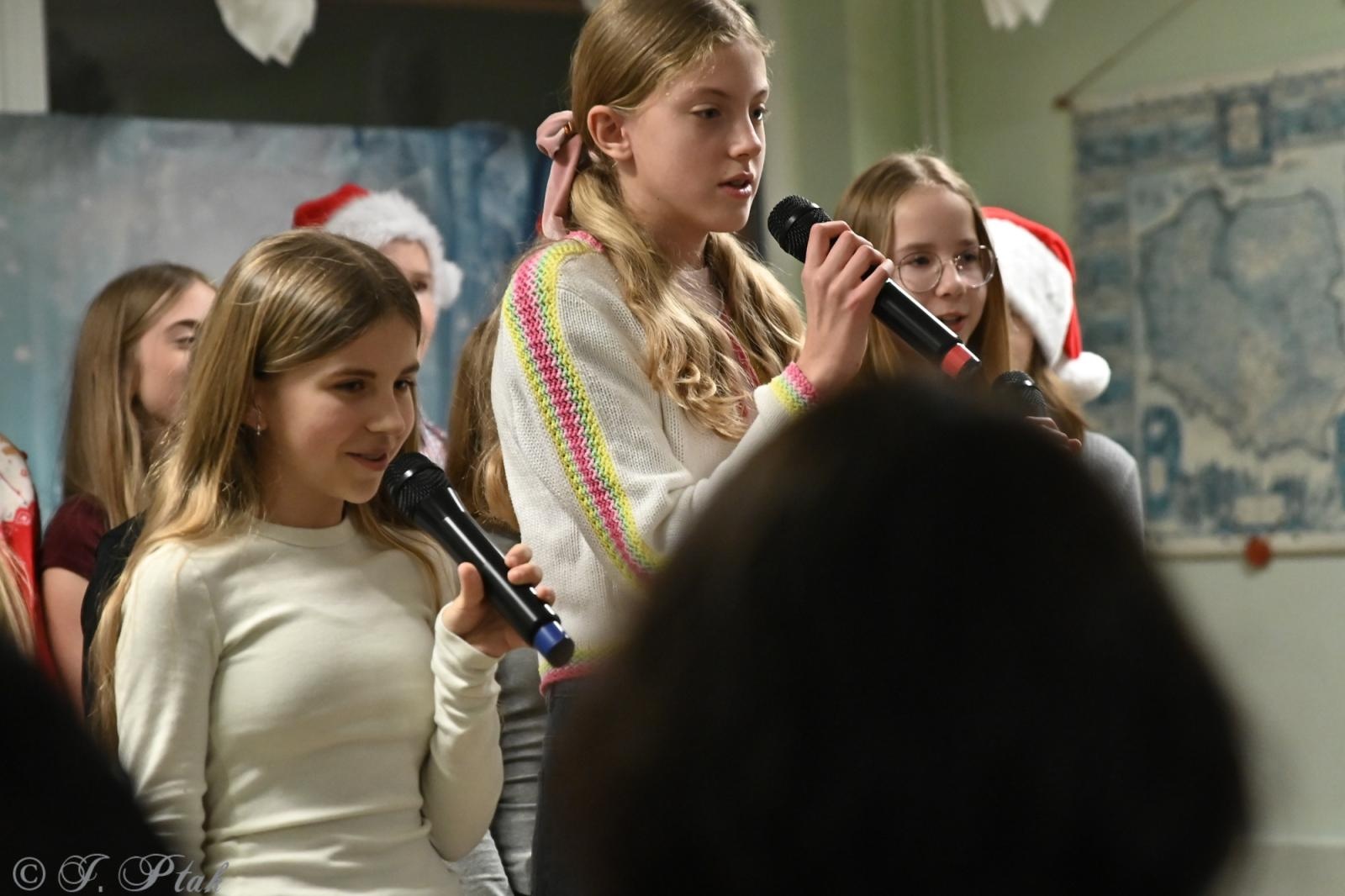 Zdjęcie w galerii na portalu naszraciborz.pl: Kiermasz świąteczny w SP 15. Rękodzieło, gastronomia i występy uczniów [FOTO i WIDEO] wiadomości z regionu