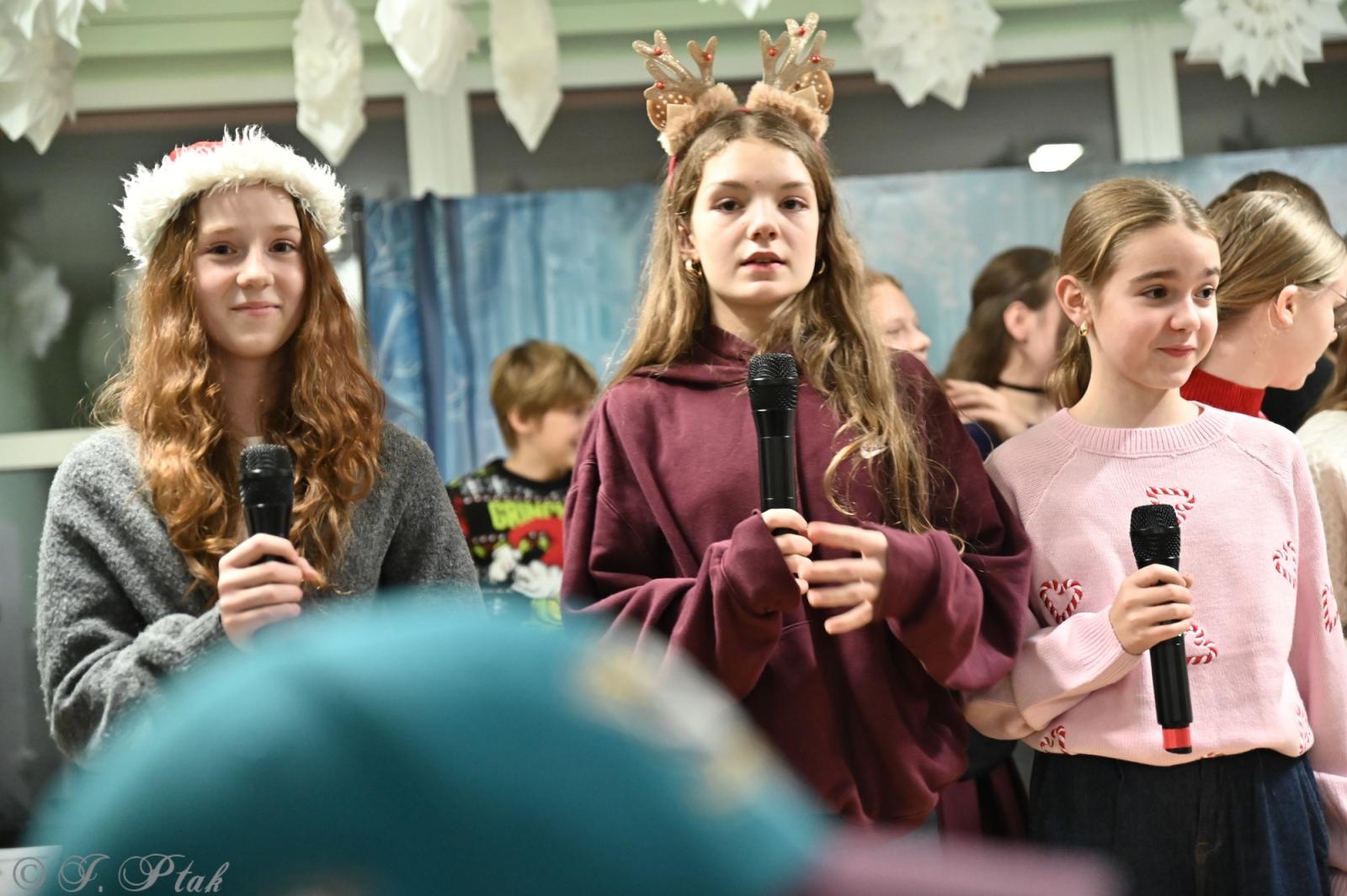 Zdjęcie w galerii na portalu naszraciborz.pl: Kiermasz świąteczny w SP 15. Rękodzieło, gastronomia i występy uczniów [FOTO i WIDEO] wiadomości z regionu