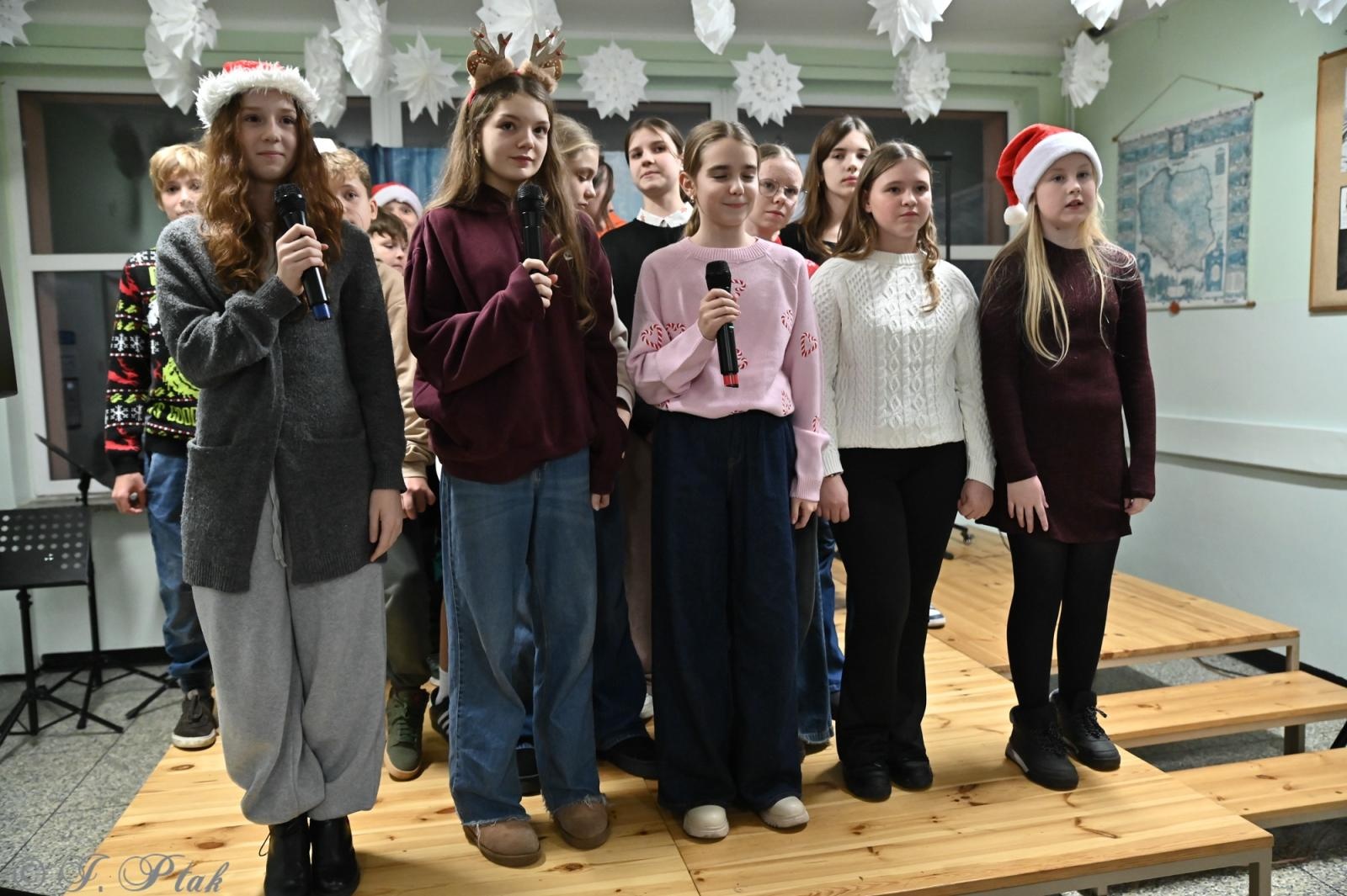Zdjęcie w galerii na portalu naszraciborz.pl: Kiermasz świąteczny w SP 15. Rękodzieło, gastronomia i występy uczniów [FOTO i WIDEO] wiadomości z regionu