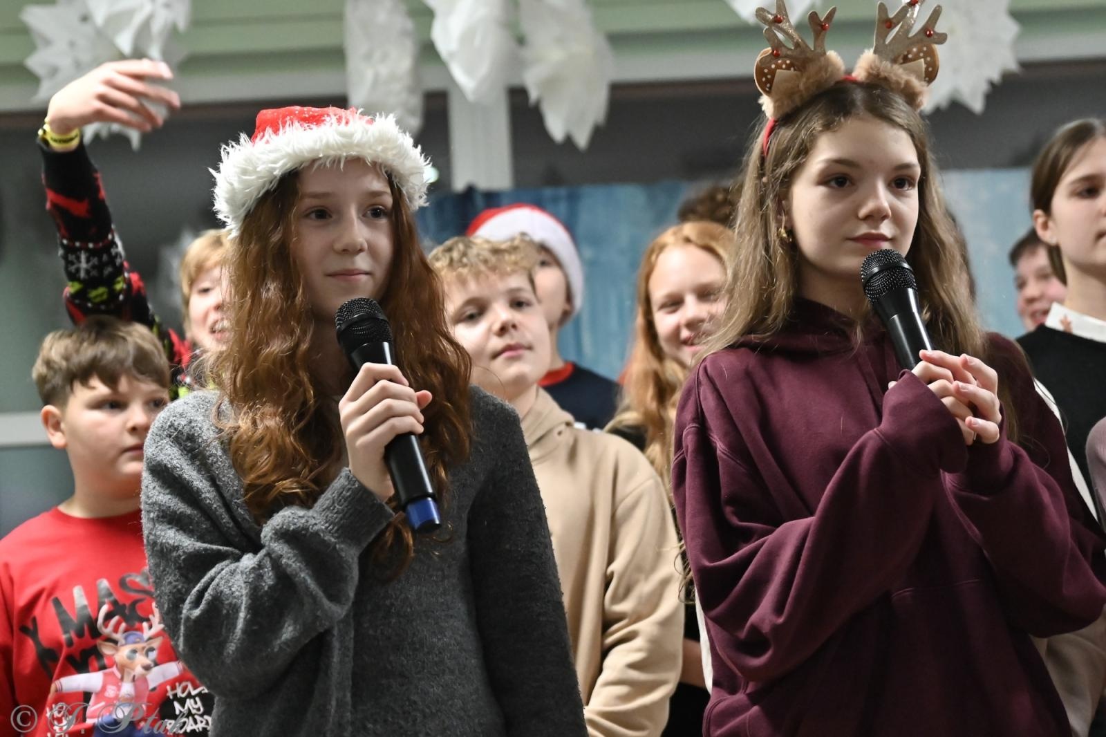 Zdjęcie w galerii na portalu naszraciborz.pl: Kiermasz świąteczny w SP 15. Rękodzieło, gastronomia i występy uczniów [FOTO i WIDEO] wiadomości z regionu