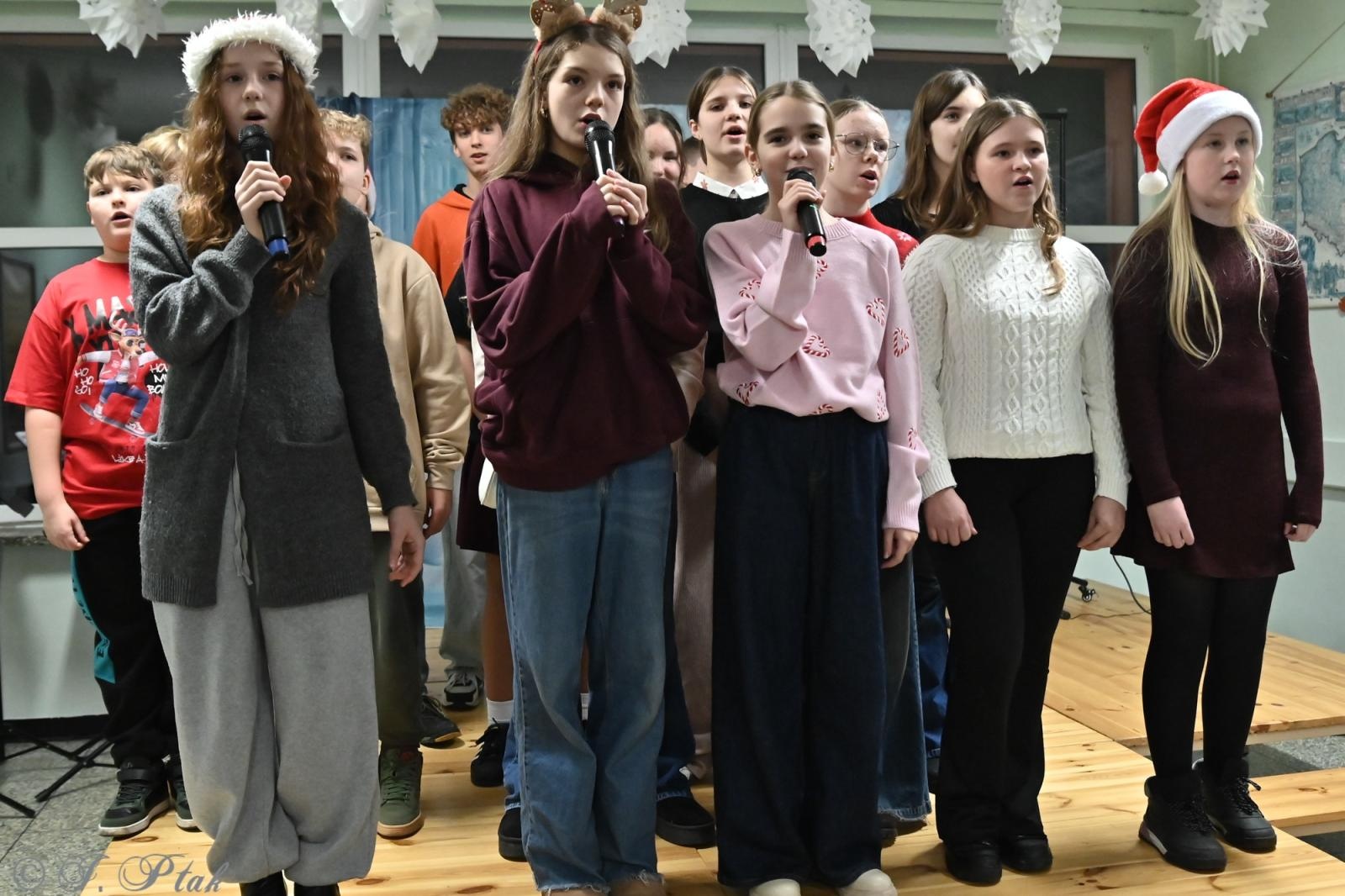 Zdjęcie w galerii na portalu naszraciborz.pl: Kiermasz świąteczny w SP 15. Rękodzieło, gastronomia i występy uczniów [FOTO i WIDEO] wiadomości z regionu