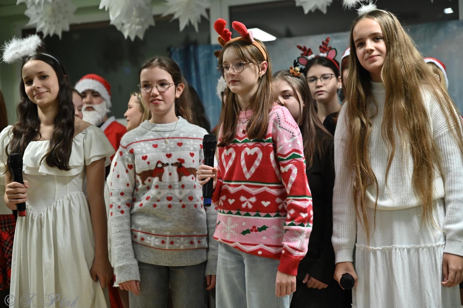 Zdjęcie w galerii na portalu naszraciborz.pl: Kiermasz świąteczny w SP 15. Rękodzieło, gastronomia i występy uczniów [FOTO i WIDEO] wiadomości z regionu