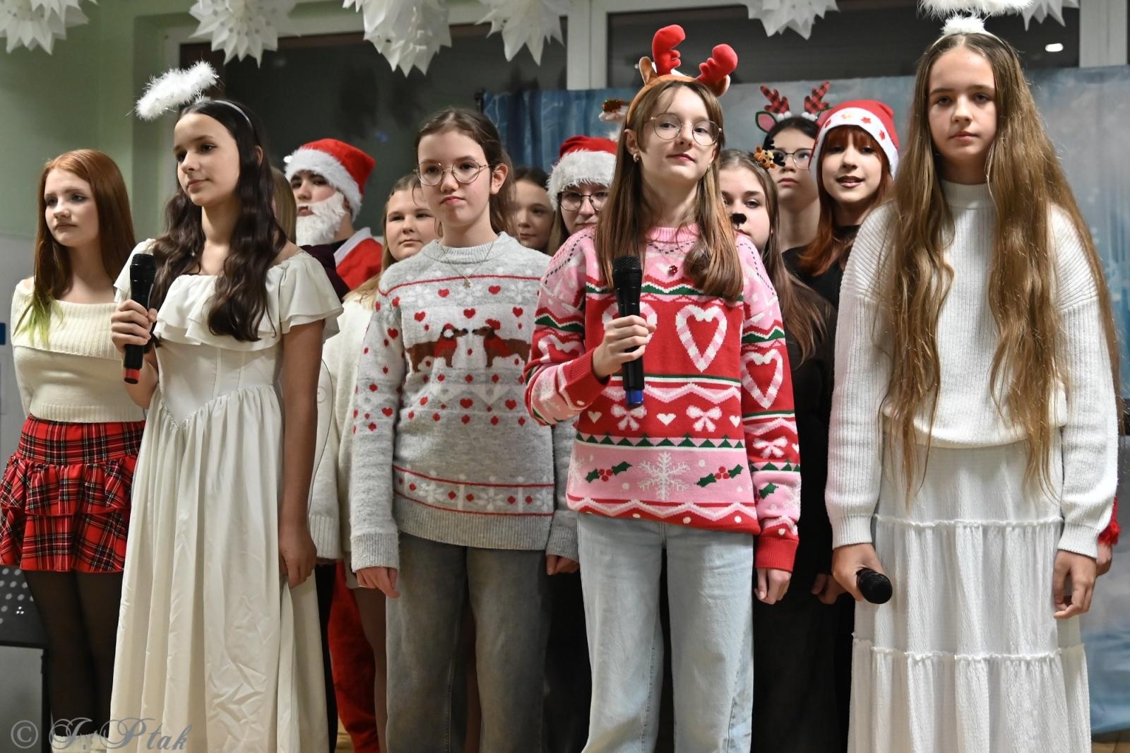 Zdjęcie w galerii na portalu naszraciborz.pl: Kiermasz świąteczny w SP 15. Rękodzieło, gastronomia i występy uczniów [FOTO i WIDEO] wiadomości z regionu