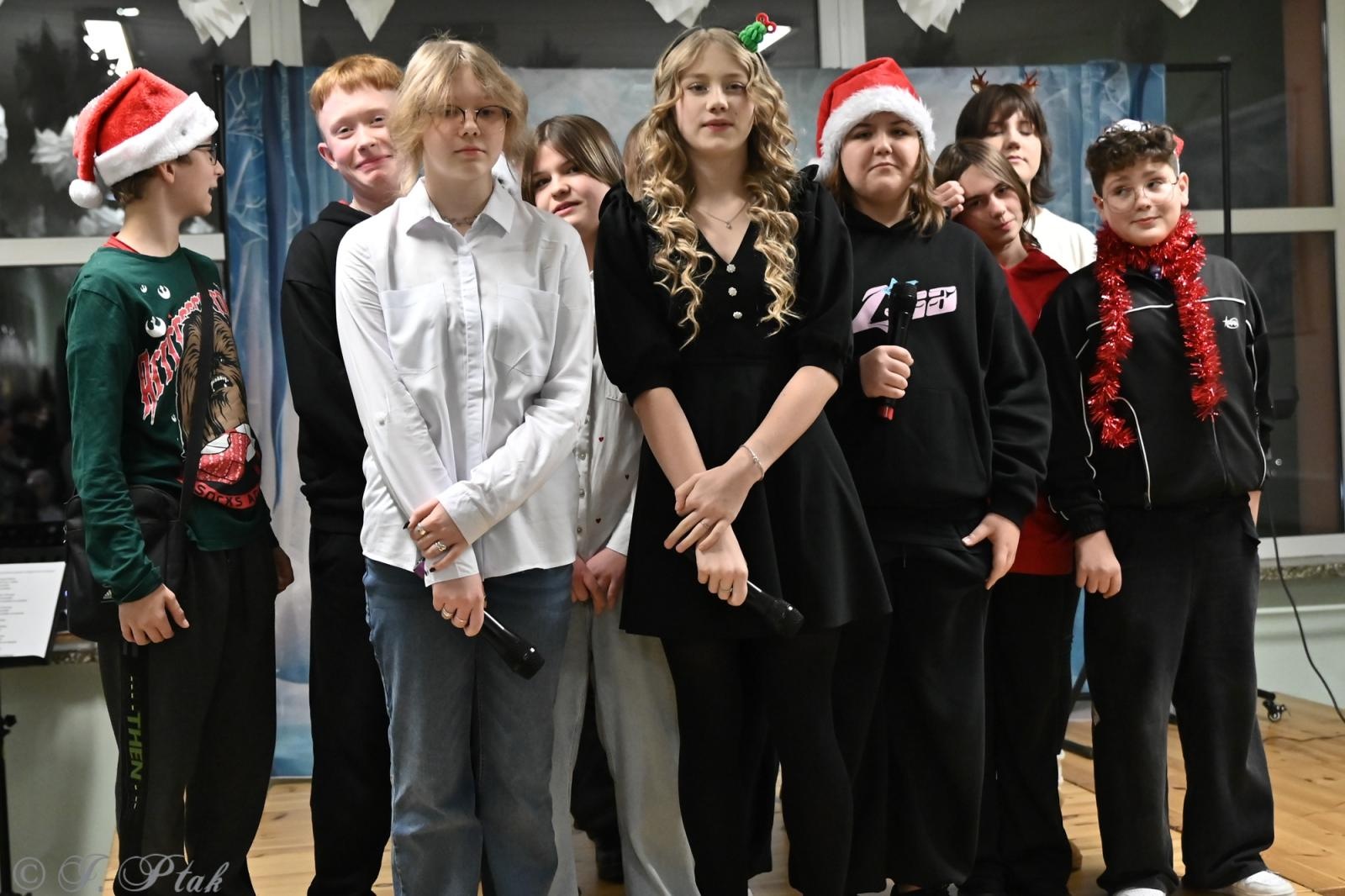 Zdjęcie w galerii na portalu naszraciborz.pl: Kiermasz świąteczny w SP 15. Rękodzieło, gastronomia i występy uczniów [FOTO i WIDEO] wiadomości z regionu