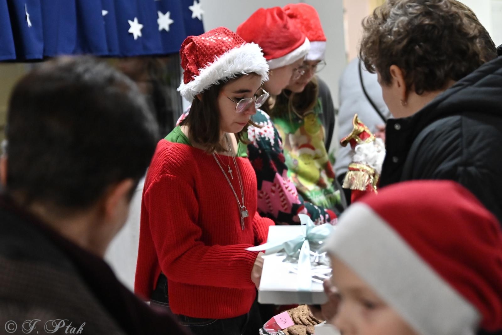 Zdjęcie w galerii na portalu naszraciborz.pl: Kiermasz świąteczny w SP 15. Rękodzieło, gastronomia i występy uczniów [FOTO i WIDEO] wiadomości z regionu