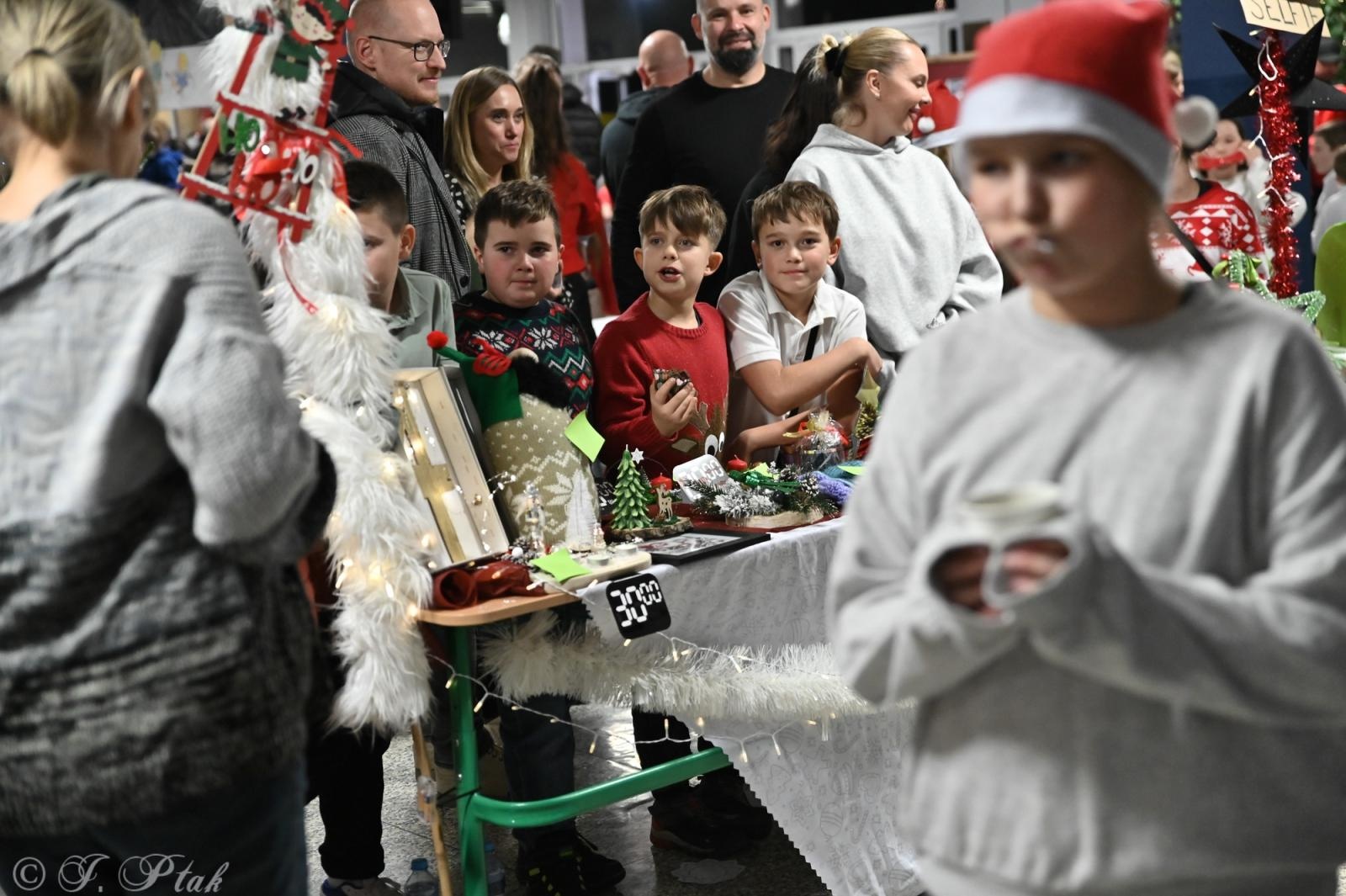 Zdjęcie w galerii na portalu naszraciborz.pl: Kiermasz świąteczny w SP 15. Rękodzieło, gastronomia i występy uczniów [FOTO i WIDEO] wiadomości z regionu