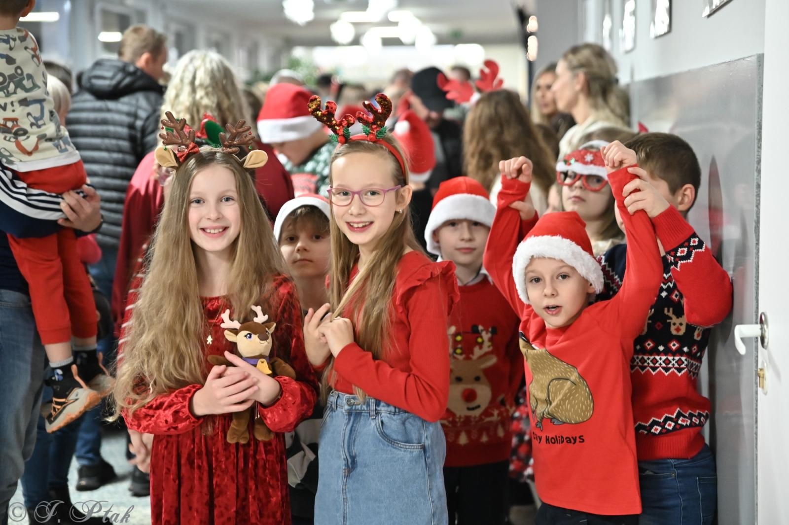 Zdjęcie w galerii na portalu naszraciborz.pl: Kiermasz świąteczny w SP 15. Rękodzieło, gastronomia i występy uczniów [FOTO i WIDEO] wiadomości z regionu