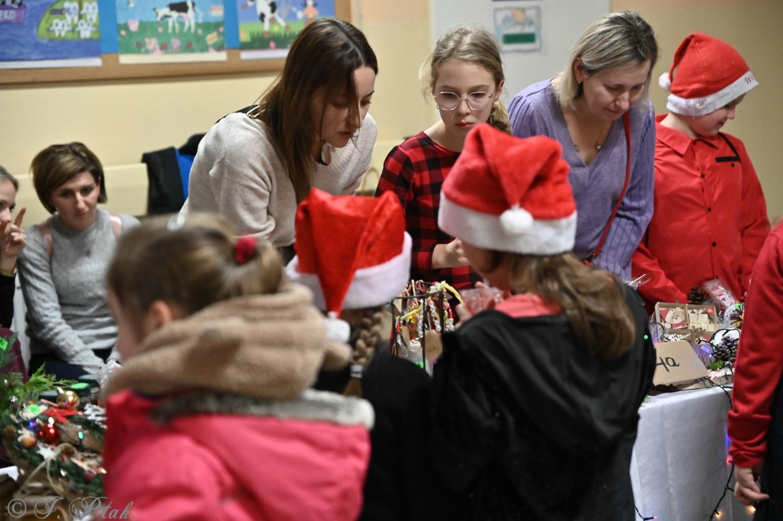 Zdjęcie w galerii na portalu naszraciborz.pl: Kiermasz świąteczny w SP 15. Rękodzieło, gastronomia i występy uczniów [FOTO i WIDEO] wiadomości z regionu