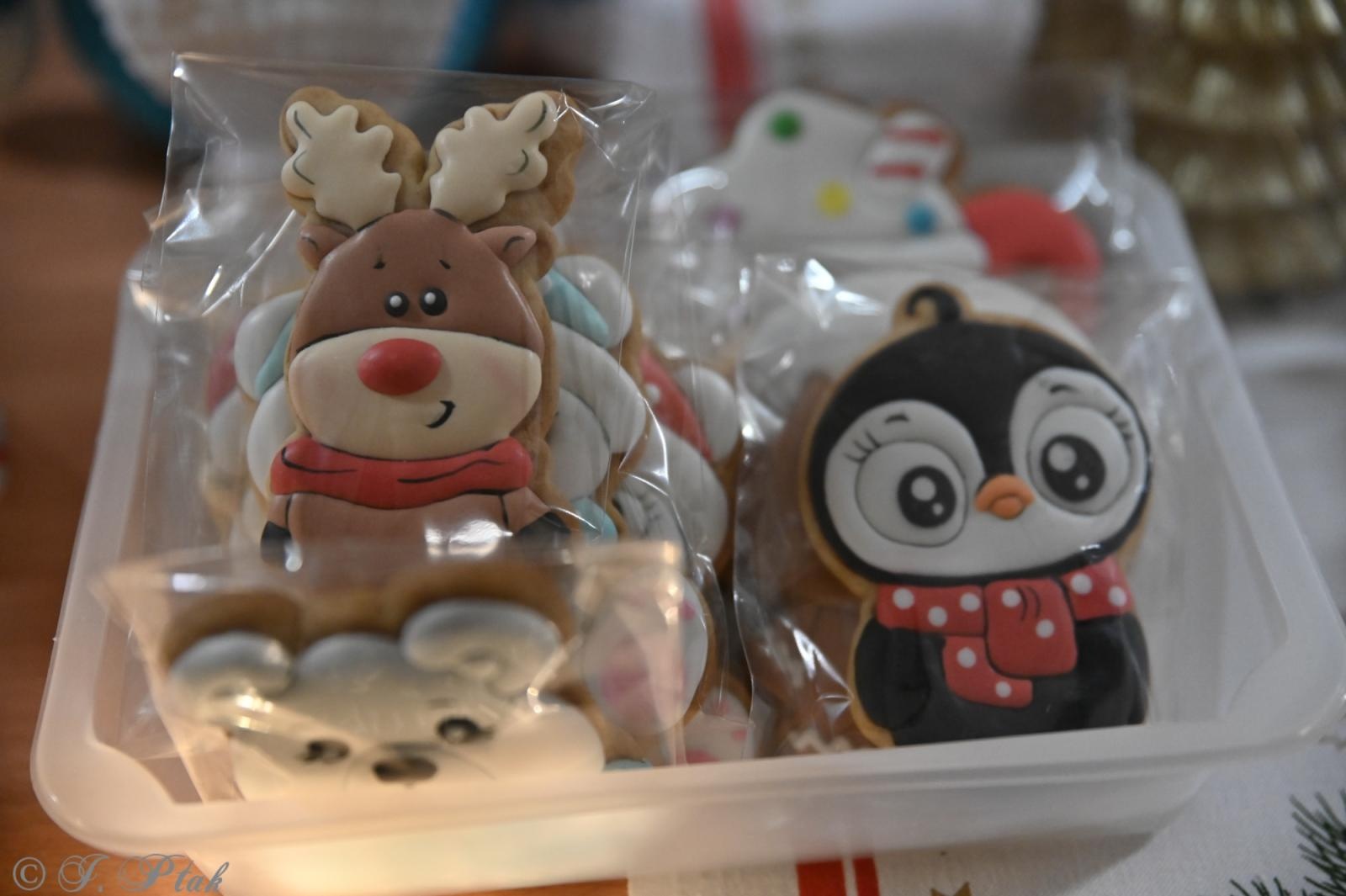 Zdjęcie w galerii na portalu naszraciborz.pl: Kiermasz świąteczny w SP 15. Rękodzieło, gastronomia i występy uczniów [FOTO i WIDEO] wiadomości z regionu