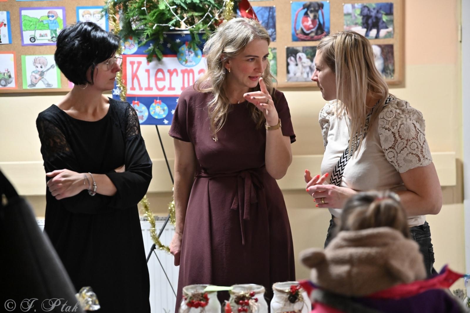 Zdjęcie w galerii na portalu naszraciborz.pl: Kiermasz świąteczny w SP 15. Rękodzieło, gastronomia i występy uczniów [FOTO i WIDEO] wiadomości z regionu