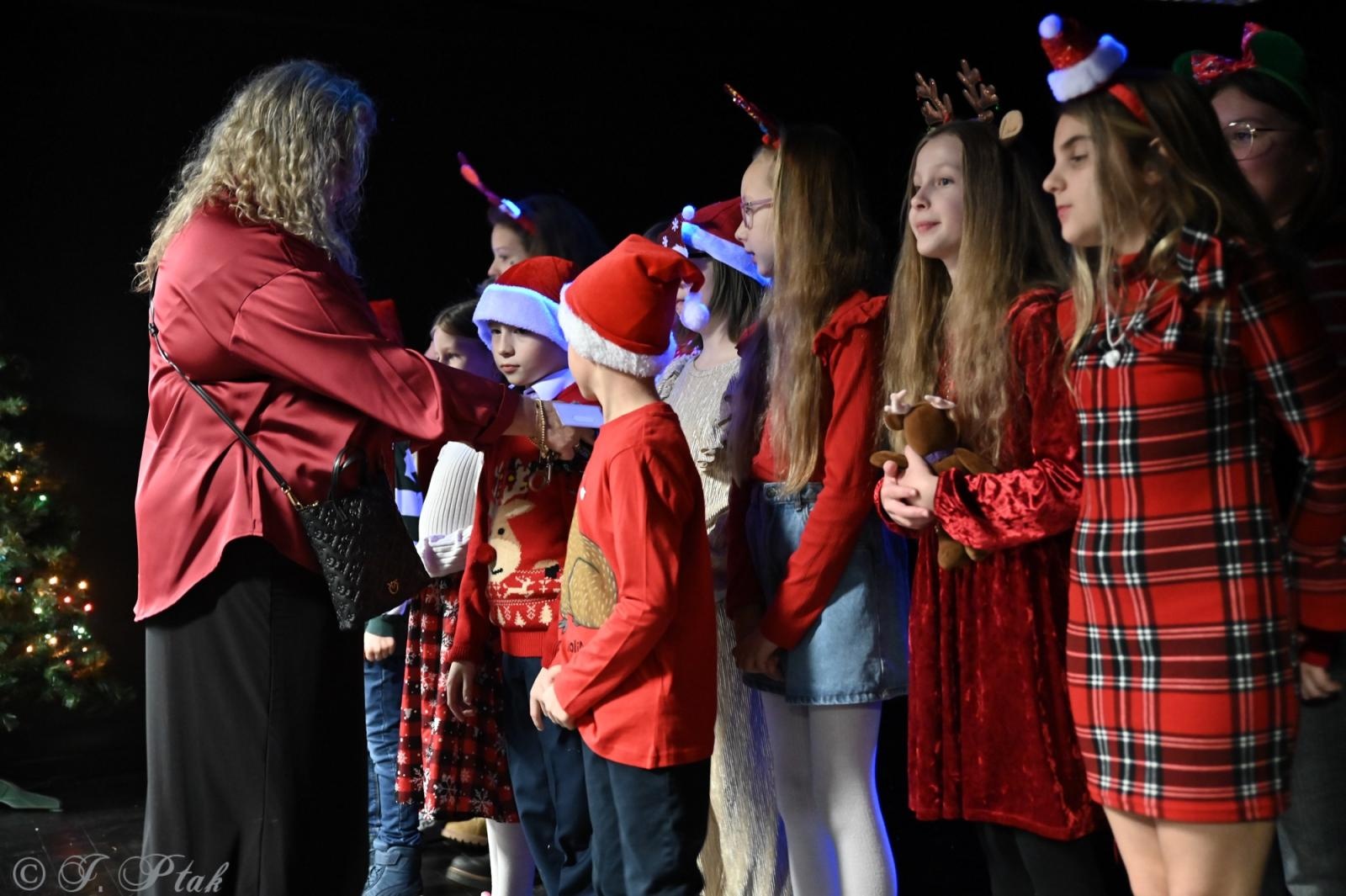 Zdjęcie w galerii na portalu naszraciborz.pl: Kiermasz świąteczny w SP 15. Rękodzieło, gastronomia i występy uczniów [FOTO i WIDEO] wiadomości z regionu