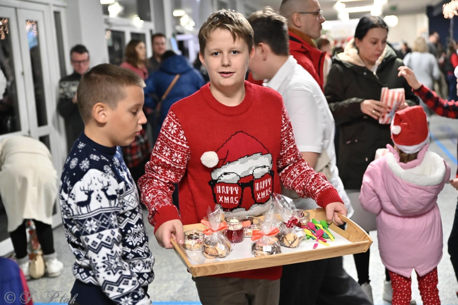Zdjęcie w galerii na portalu naszraciborz.pl: Kiermasz świąteczny w SP 15. Rękodzieło, gastronomia i występy uczniów [FOTO i WIDEO] wiadomości z regionu