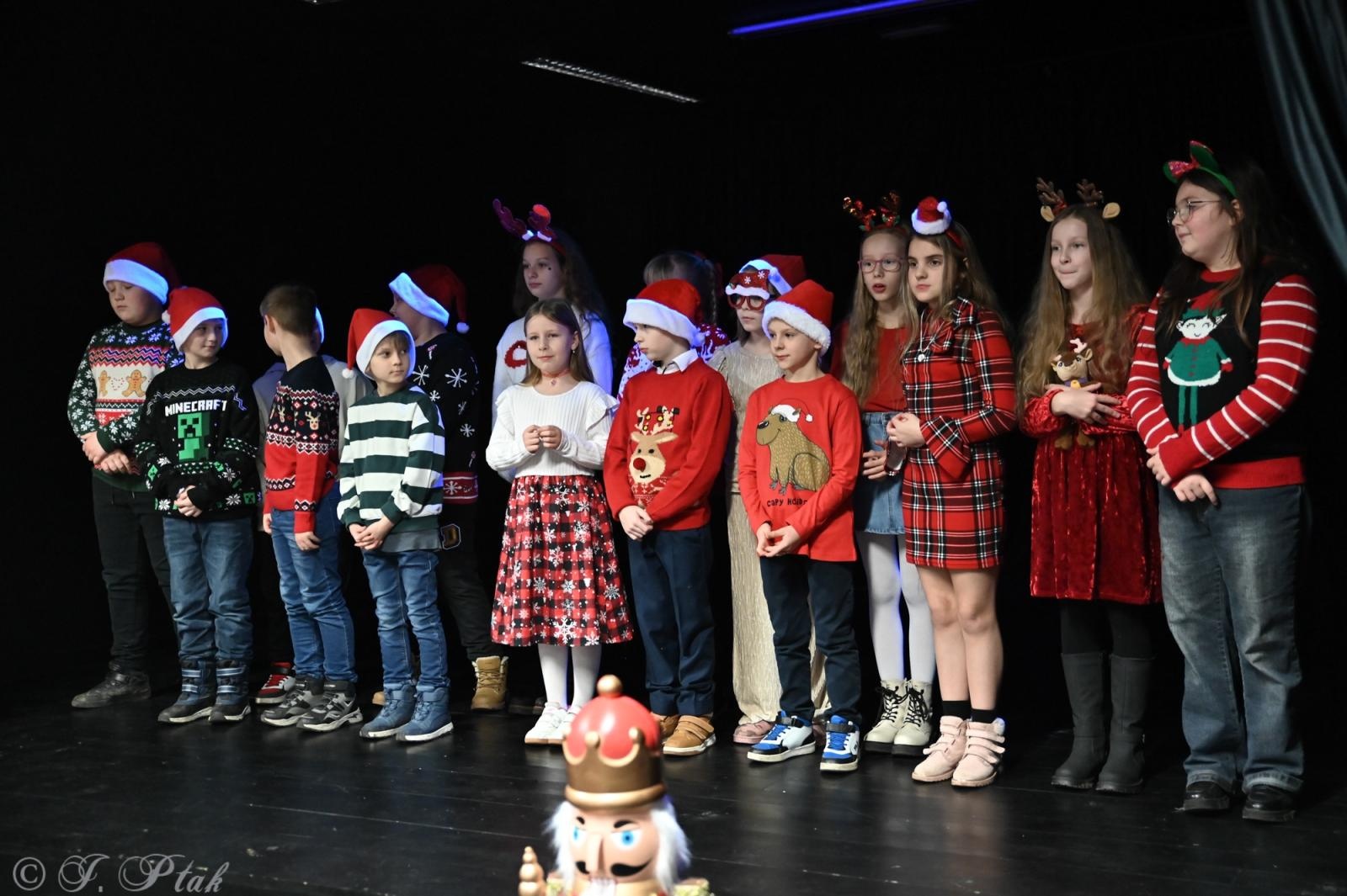 Zdjęcie w galerii na portalu naszraciborz.pl: Kiermasz świąteczny w SP 15. Rękodzieło, gastronomia i występy uczniów [FOTO i WIDEO] wiadomości z regionu