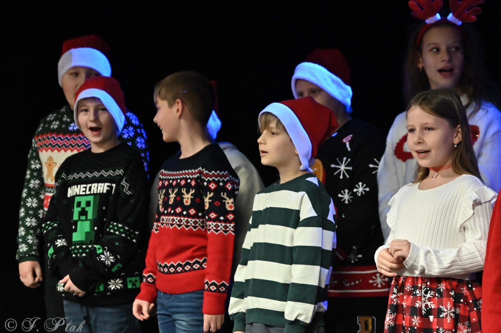 Zdjęcie w galerii na portalu naszraciborz.pl: Kiermasz świąteczny w SP 15. Rękodzieło, gastronomia i występy uczniów [FOTO i WIDEO] wiadomości z regionu