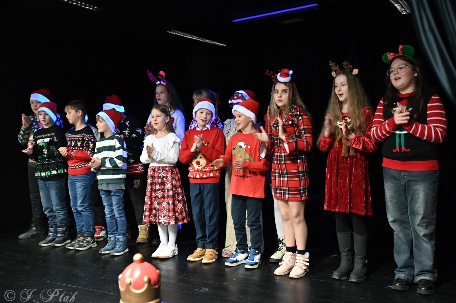 Zdjęcie w galerii na portalu naszraciborz.pl: Kiermasz świąteczny w SP 15. Rękodzieło, gastronomia i występy uczniów [FOTO i WIDEO] wiadomości z regionu
