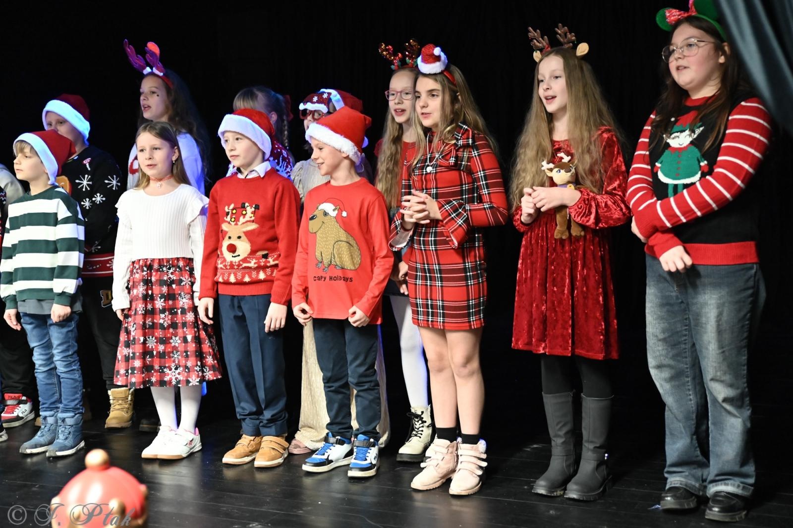 Zdjęcie w galerii na portalu naszraciborz.pl: Kiermasz świąteczny w SP 15. Rękodzieło, gastronomia i występy uczniów [FOTO i WIDEO] wiadomości z regionu
