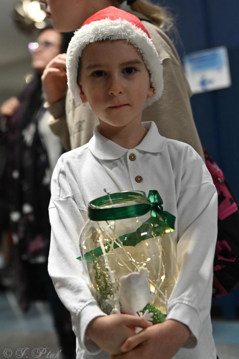 Zdjęcie w galerii na portalu naszraciborz.pl: Kiermasz świąteczny w SP 15. Rękodzieło, gastronomia i występy uczniów [FOTO i WIDEO] wiadomości z regionu