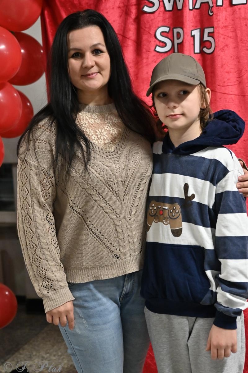 Zdjęcie w galerii na portalu naszraciborz.pl: Kiermasz świąteczny w SP 15. Rękodzieło, gastronomia i występy uczniów [FOTO i WIDEO] wiadomości z regionu