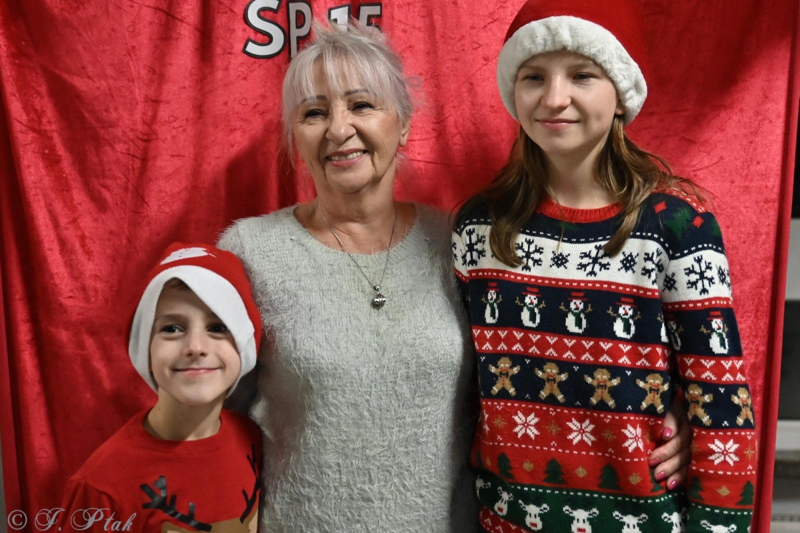 Zdjęcie w galerii na portalu naszraciborz.pl: Kiermasz świąteczny w SP 15. Rękodzieło, gastronomia i występy uczniów [FOTO i WIDEO] wiadomości z regionu