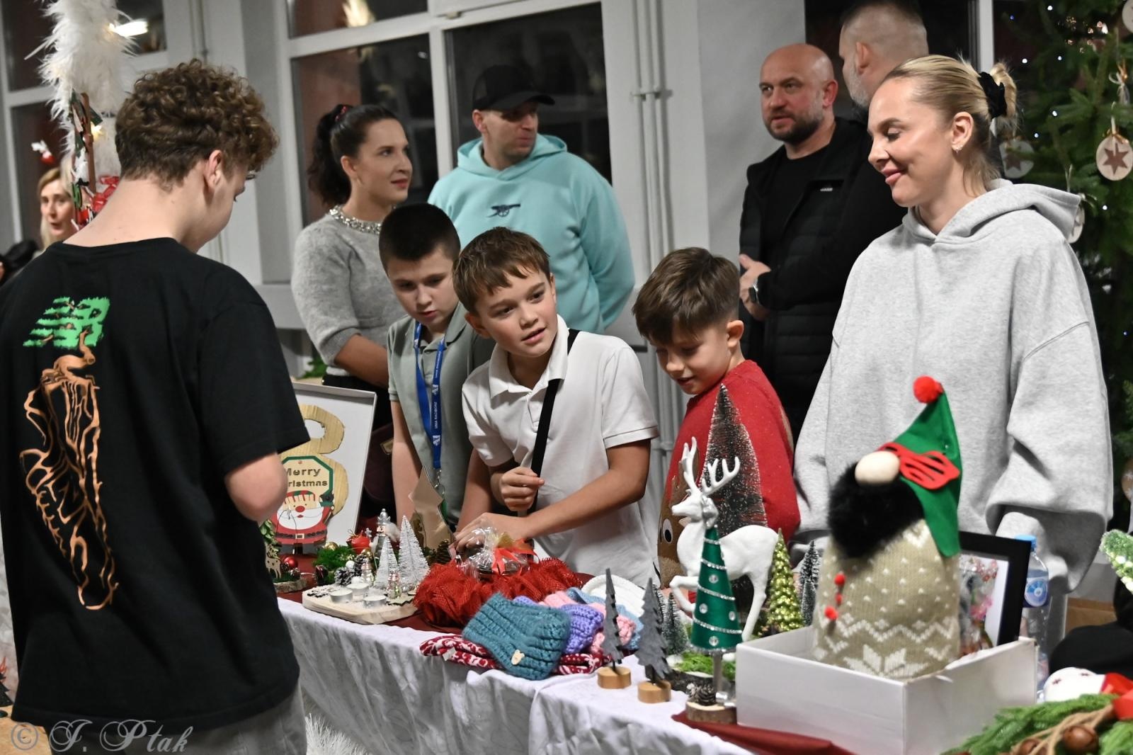 Zdjęcie w galerii na portalu naszraciborz.pl: Kiermasz świąteczny w SP 15. Rękodzieło, gastronomia i występy uczniów [FOTO i WIDEO] wiadomości z regionu