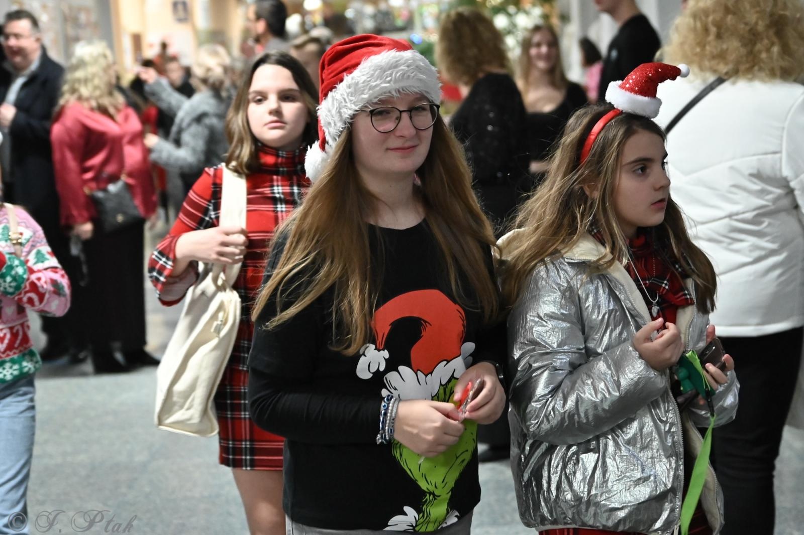 Zdjęcie w galerii na portalu naszraciborz.pl: Kiermasz świąteczny w SP 15. Rękodzieło, gastronomia i występy uczniów [FOTO i WIDEO] wiadomości z regionu