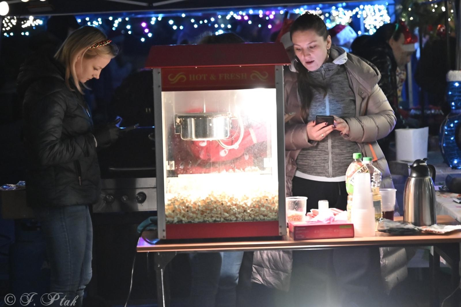 Zdjęcie w galerii na portalu naszraciborz.pl: Kiermasz świąteczny w SP 15. Rękodzieło, gastronomia i występy uczniów [FOTO i WIDEO] wiadomości z regionu