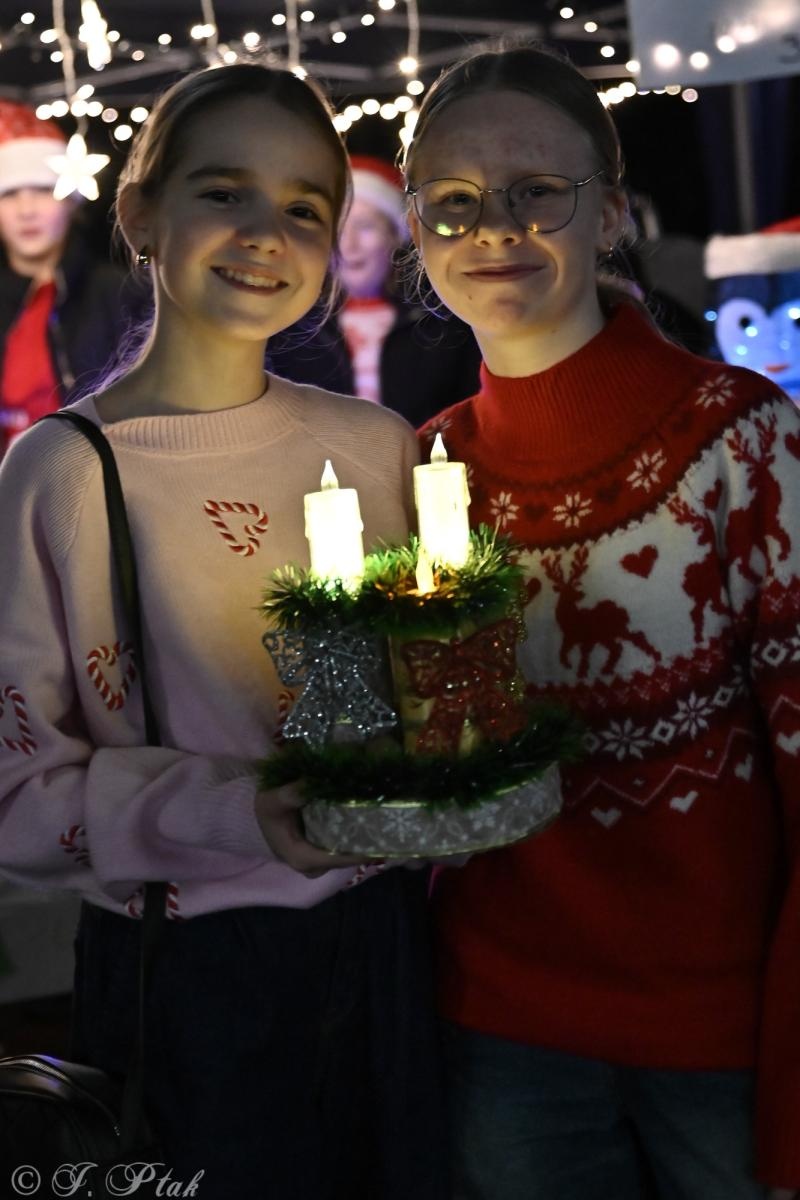 Zdjęcie w galerii na portalu naszraciborz.pl: Kiermasz świąteczny w SP 15. Rękodzieło, gastronomia i występy uczniów [FOTO i WIDEO] wiadomości z regionu