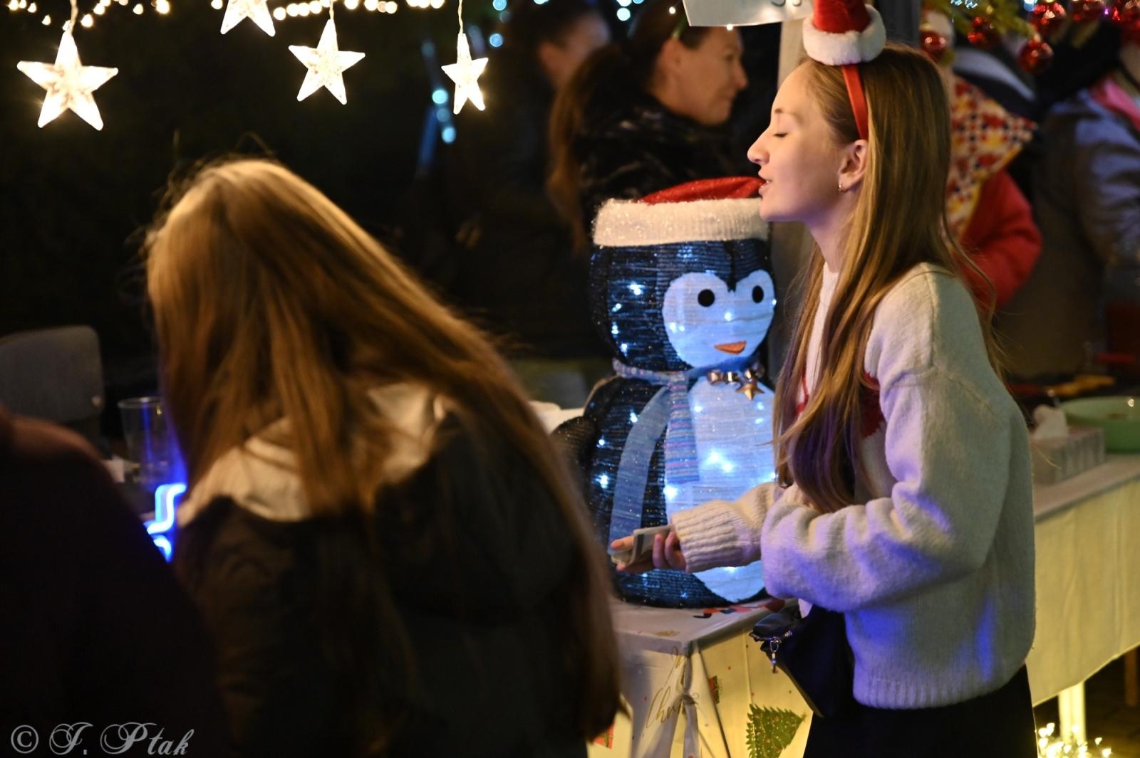 Zdjęcie w galerii na portalu naszraciborz.pl: Kiermasz świąteczny w SP 15. Rękodzieło, gastronomia i występy uczniów [FOTO i WIDEO] wiadomości z regionu