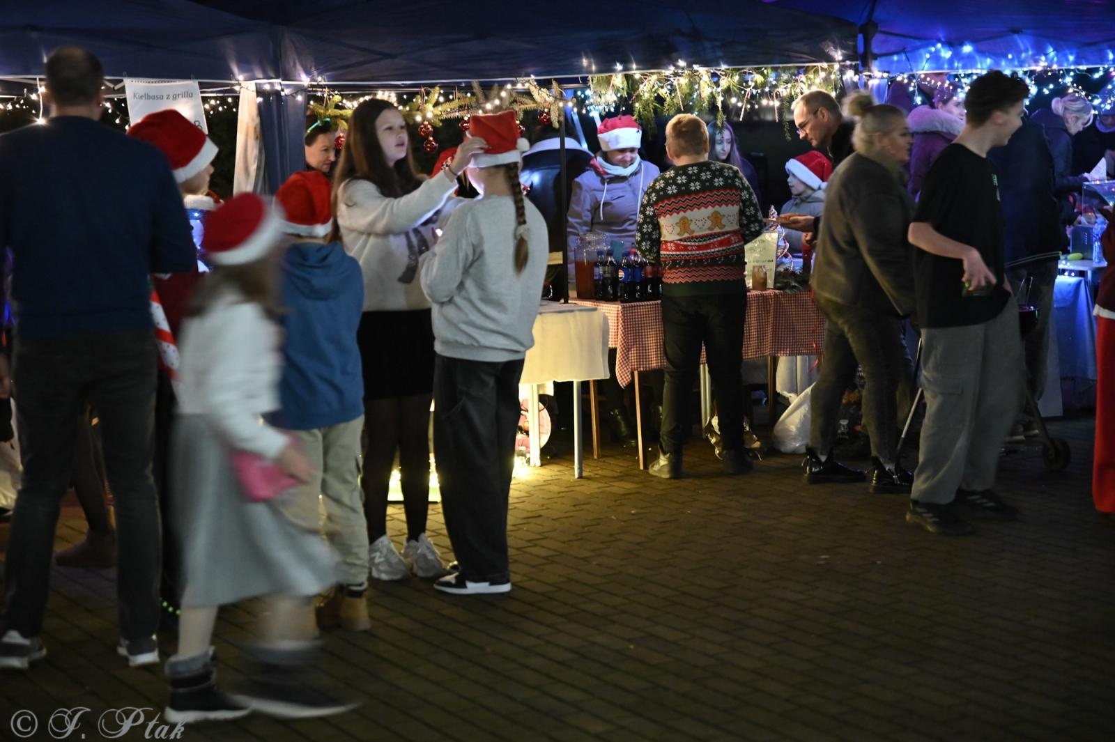 Zdjęcie w galerii na portalu naszraciborz.pl: Kiermasz świąteczny w SP 15. Rękodzieło, gastronomia i występy uczniów [FOTO i WIDEO] wiadomości z regionu