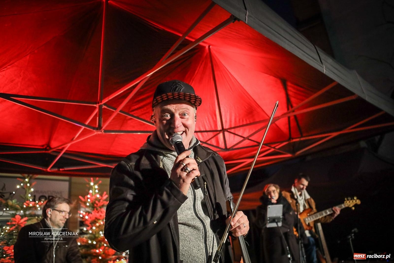 Zdjęcie w galerii na portalu naszraciborz.pl: Nowa odsłona Jarmarku Świątecznego w Raciborzu - choinka rozbłysła wśród platanów [FOTO i WIDEO] wiadomości z regionu