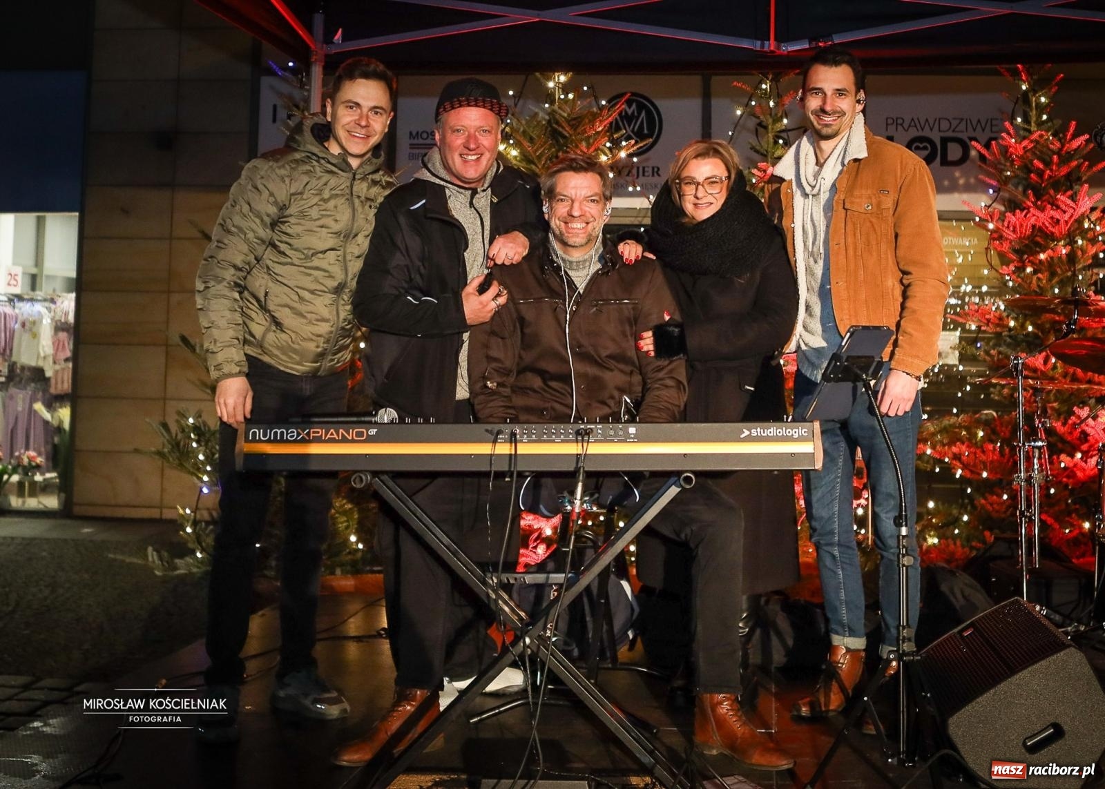 Zdjęcie w galerii na portalu naszraciborz.pl: Nowa odsłona Jarmarku Świątecznego w Raciborzu - choinka rozbłysła wśród platanów [FOTO i WIDEO] wiadomości z regionu