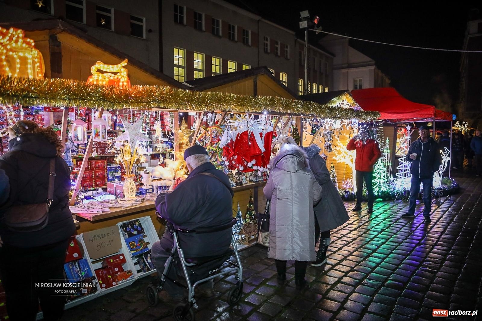 Zdjęcie w galerii na portalu naszraciborz.pl: Nowa odsłona Jarmarku Świątecznego w Raciborzu - choinka rozbłysła wśród platanów [FOTO i WIDEO] wiadomości z regionu