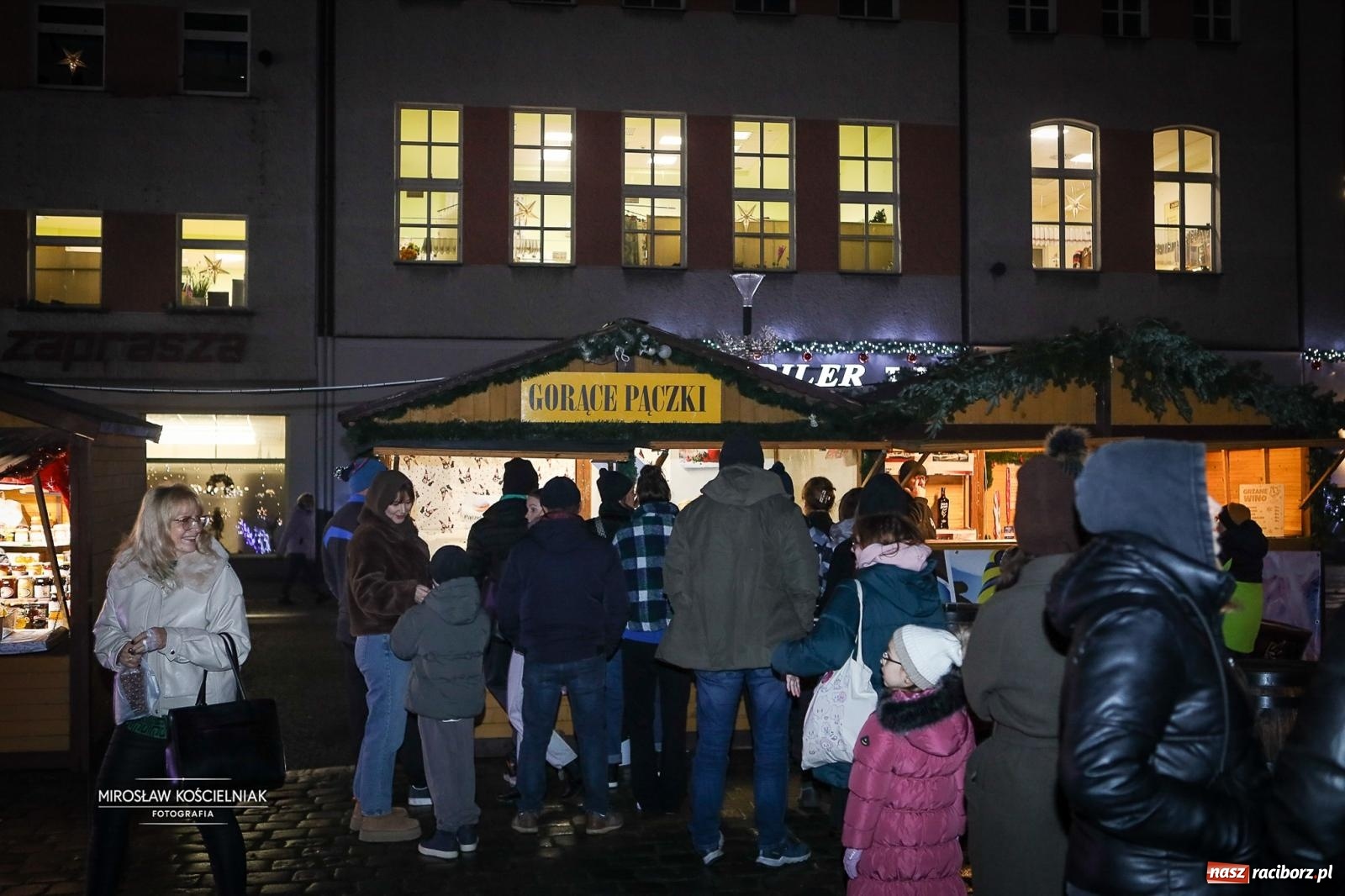 Zdjęcie w galerii na portalu naszraciborz.pl: Nowa odsłona Jarmarku Świątecznego w Raciborzu - choinka rozbłysła wśród platanów [FOTO i WIDEO] wiadomości z regionu