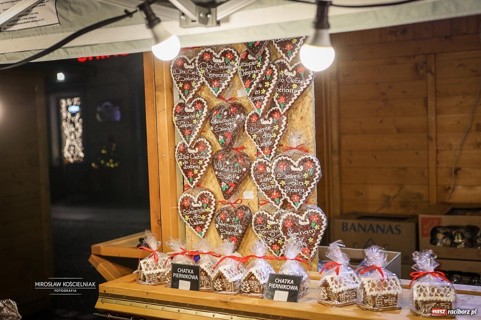 Zdjęcie w galerii na portalu naszraciborz.pl: Nowa odsłona Jarmarku Świątecznego w Raciborzu - choinka rozbłysła wśród platanów [FOTO i WIDEO] wiadomości z regionu