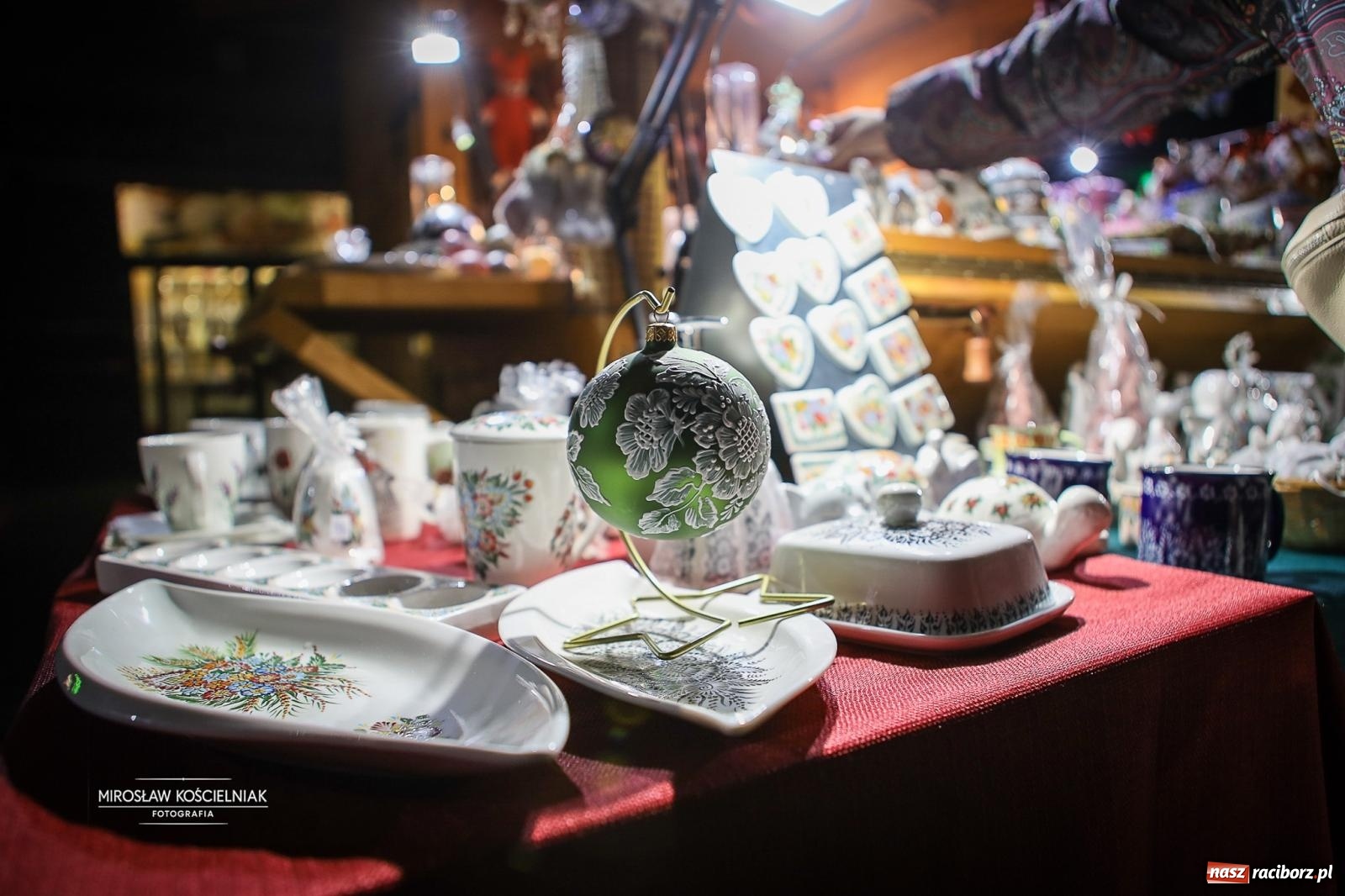 Zdjęcie w galerii na portalu naszraciborz.pl: Nowa odsłona Jarmarku Świątecznego w Raciborzu - choinka rozbłysła wśród platanów [FOTO i WIDEO] wiadomości z regionu