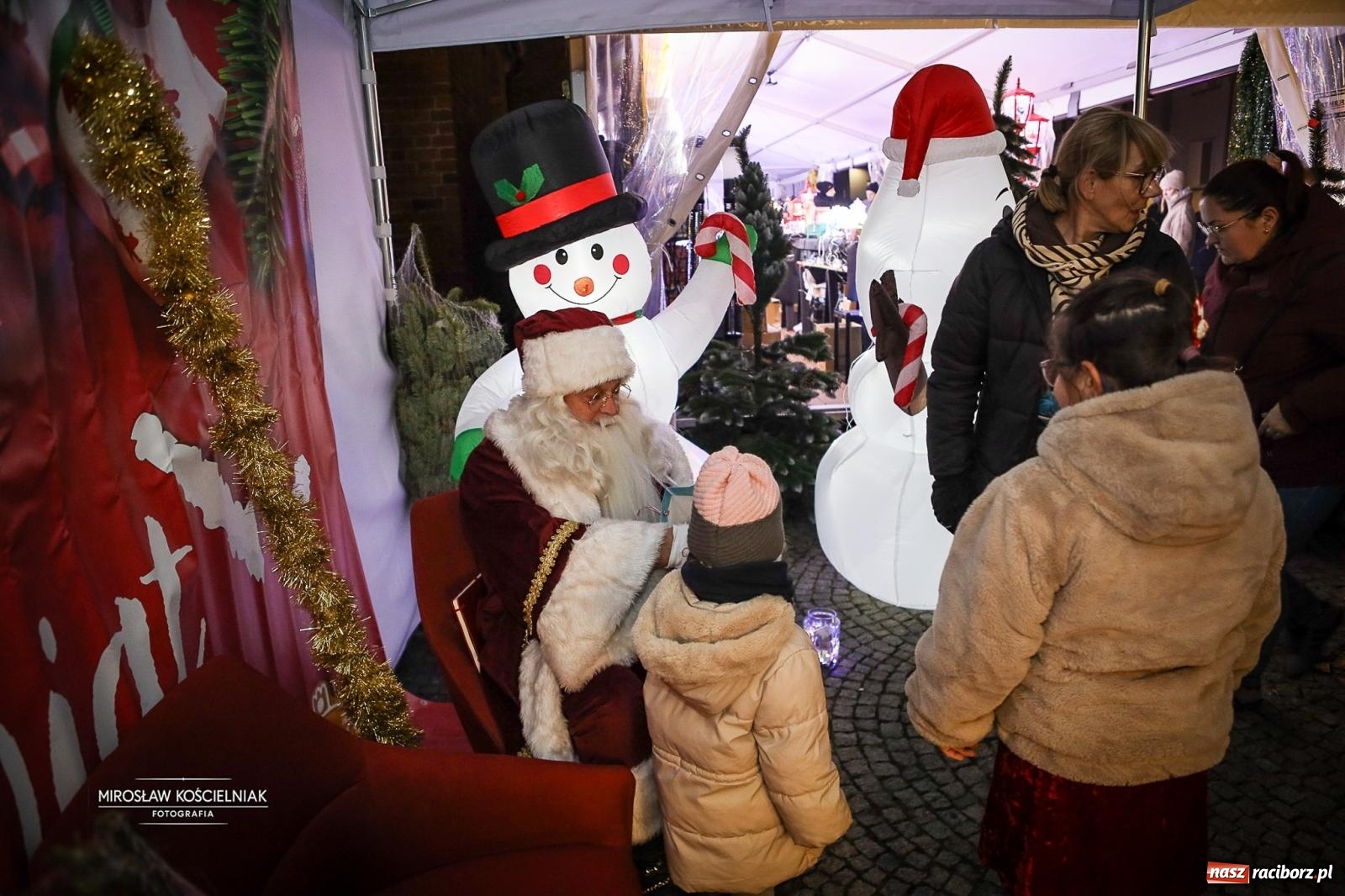 Zdjęcie w galerii na portalu naszraciborz.pl: Nowa odsłona Jarmarku Świątecznego w Raciborzu - choinka rozbłysła wśród platanów [FOTO i WIDEO] wiadomości z regionu
