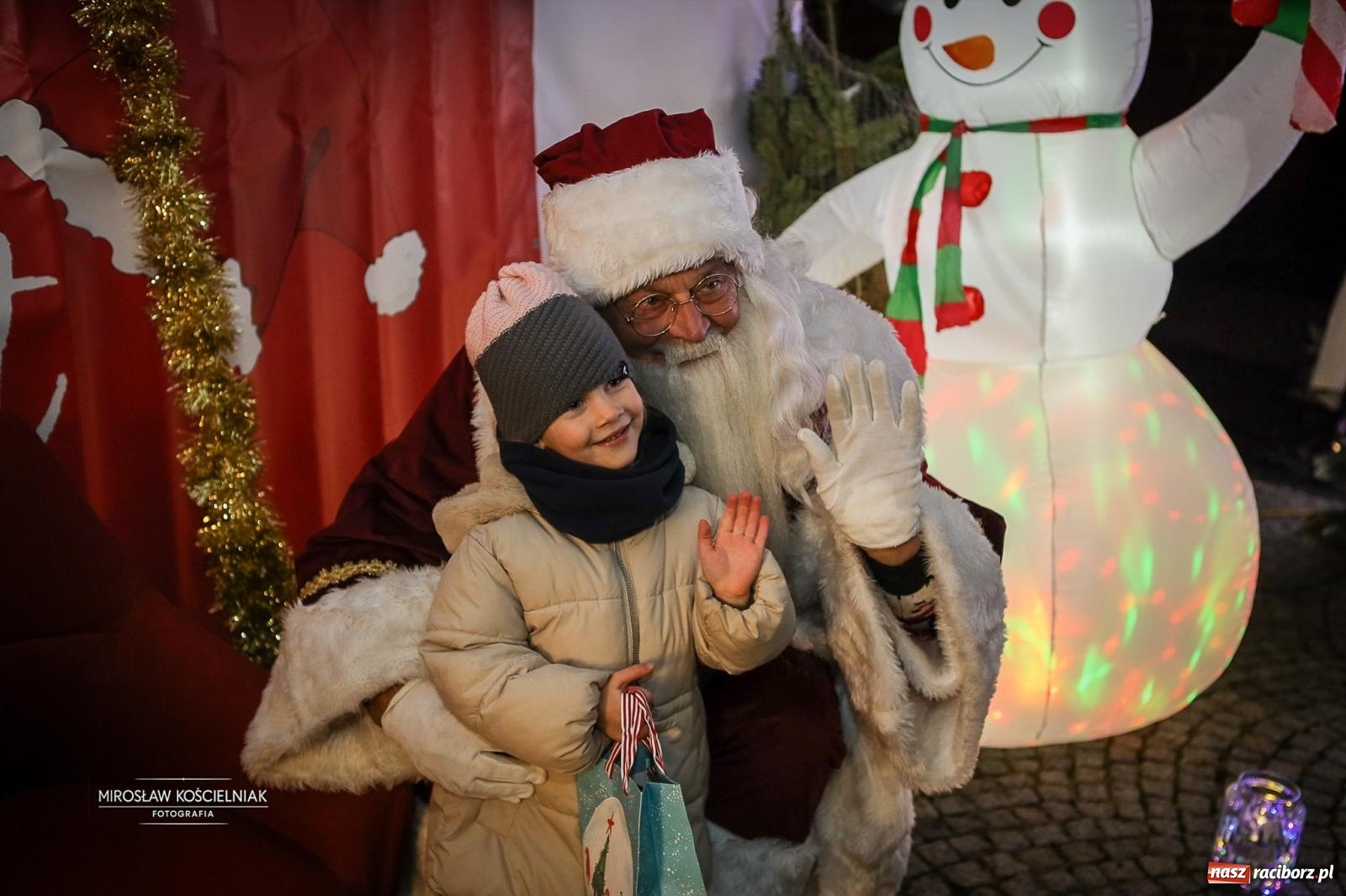 Zdjęcie w galerii na portalu naszraciborz.pl: Nowa odsłona Jarmarku Świątecznego w Raciborzu - choinka rozbłysła wśród platanów [FOTO i WIDEO] wiadomości z regionu