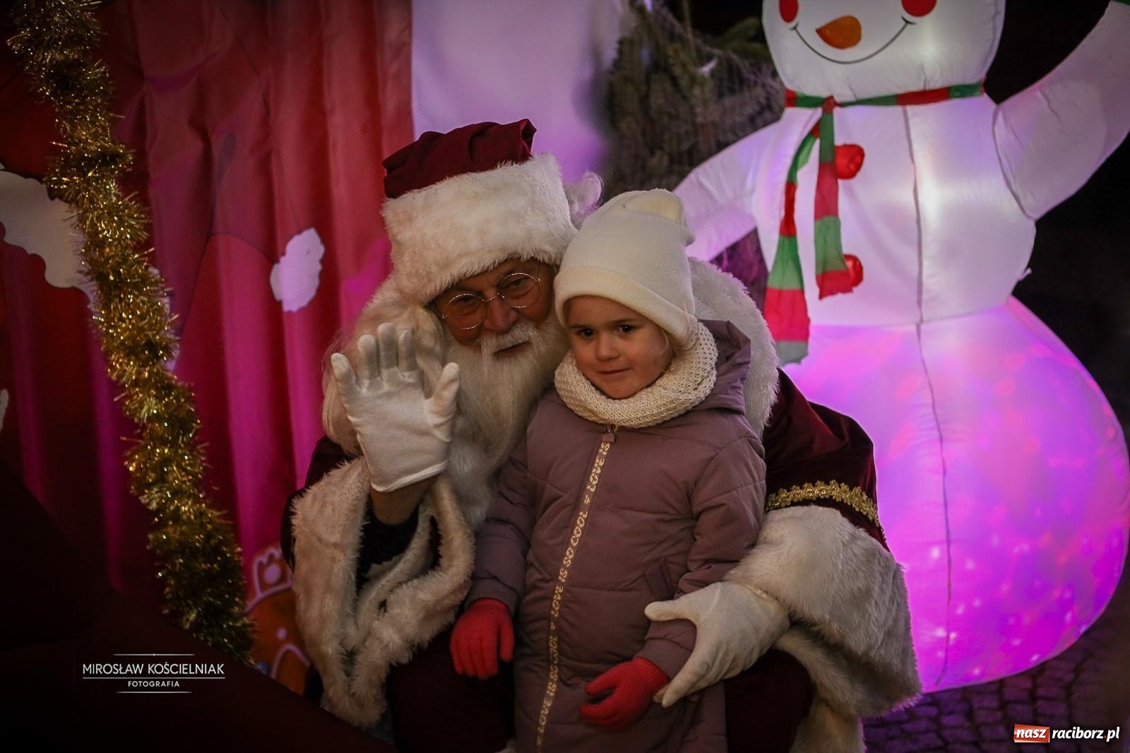 Zdjęcie w galerii na portalu naszraciborz.pl: Nowa odsłona Jarmarku Świątecznego w Raciborzu - choinka rozbłysła wśród platanów [FOTO i WIDEO] wiadomości z regionu