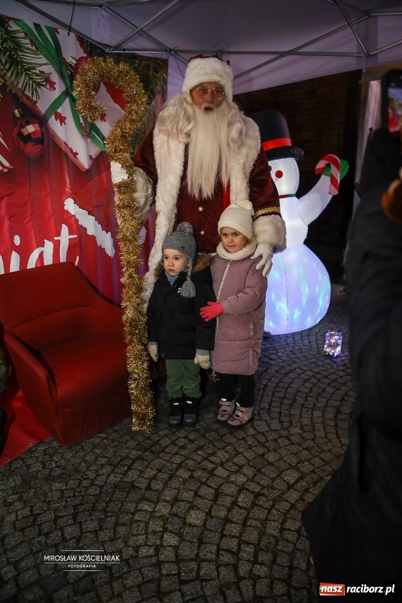 Zdjęcie w galerii na portalu naszraciborz.pl: Nowa odsłona Jarmarku Świątecznego w Raciborzu - choinka rozbłysła wśród platanów [FOTO i WIDEO] wiadomości z regionu