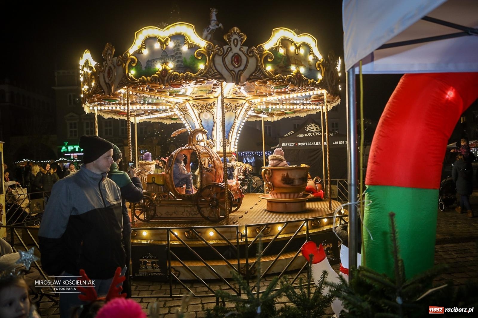 Zdjęcie w galerii na portalu naszraciborz.pl: Nowa odsłona Jarmarku Świątecznego w Raciborzu - choinka rozbłysła wśród platanów [FOTO i WIDEO] wiadomości z regionu