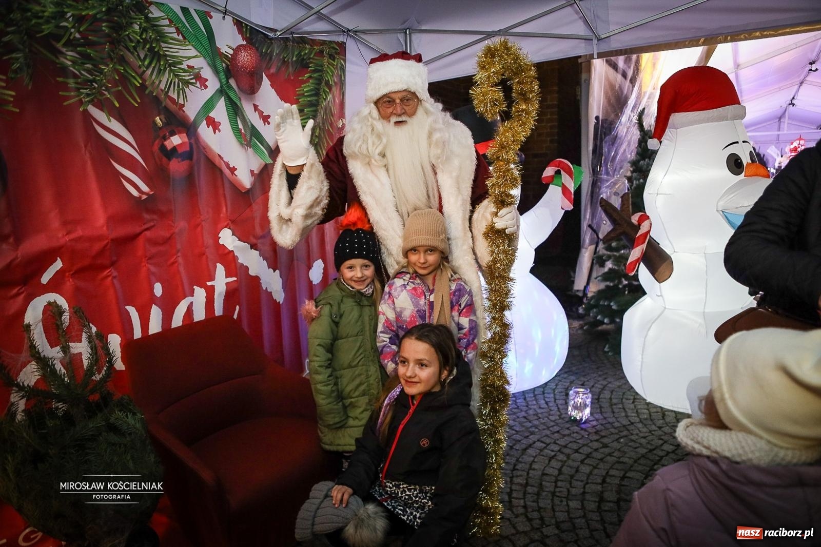 Zdjęcie w galerii na portalu naszraciborz.pl: Nowa odsłona Jarmarku Świątecznego w Raciborzu - choinka rozbłysła wśród platanów [FOTO i WIDEO] wiadomości z regionu