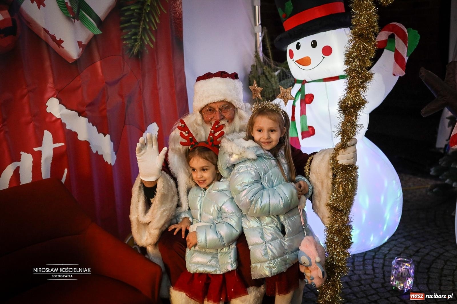 Zdjęcie w galerii na portalu naszraciborz.pl: Nowa odsłona Jarmarku Świątecznego w Raciborzu - choinka rozbłysła wśród platanów [FOTO i WIDEO] wiadomości z regionu