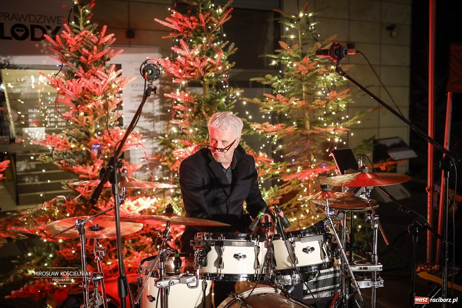 Zdjęcie w galerii na portalu naszraciborz.pl: Nowa odsłona Jarmarku Świątecznego w Raciborzu - choinka rozbłysła wśród platanów [FOTO i WIDEO] wiadomości z regionu