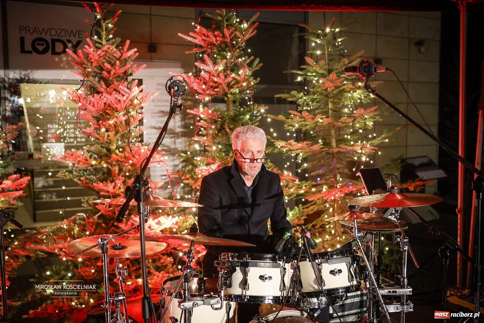 Zdjęcie w galerii na portalu naszraciborz.pl: Nowa odsłona Jarmarku Świątecznego w Raciborzu - choinka rozbłysła wśród platanów [FOTO i WIDEO] wiadomości z regionu