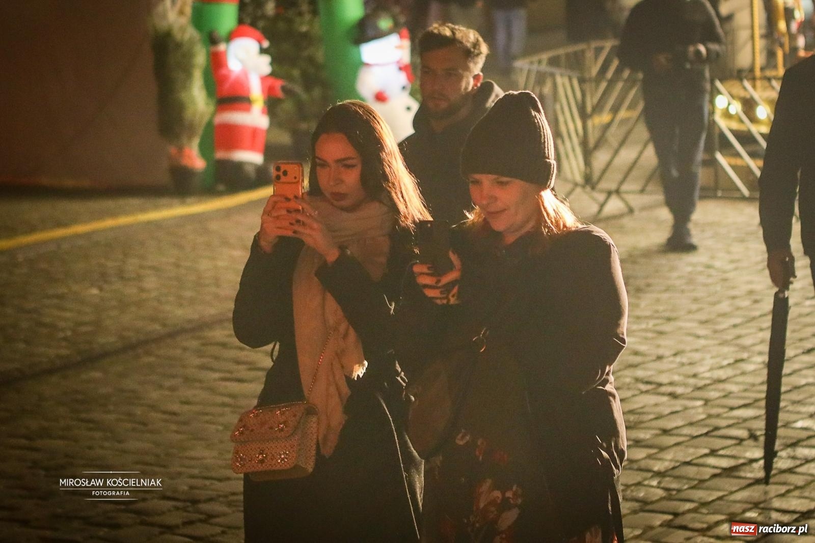 Zdjęcie w galerii na portalu naszraciborz.pl: Nowa odsłona Jarmarku Świątecznego w Raciborzu - choinka rozbłysła wśród platanów [FOTO i WIDEO] wiadomości z regionu